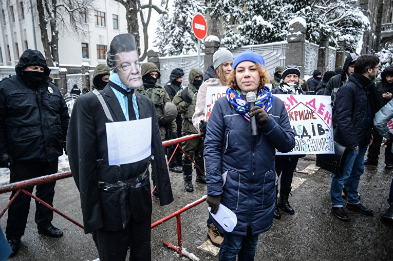 Активисты Центра противодействия коррупции и Всеукраинского объединения Автомайдан протестуют под Администрацией президента