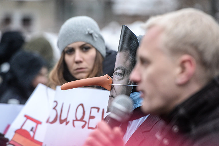 Активисты Центра противодействия коррупции и Всеукраинского объединения Автомайдан протестуют под Администрацией президента