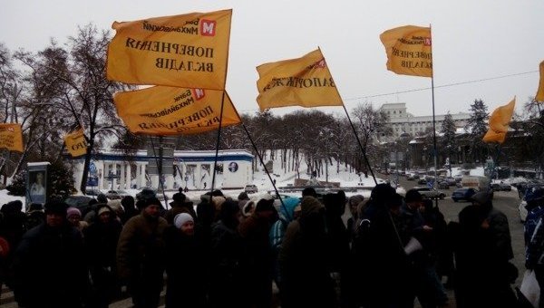 Вкладчики банка Михайловский перекрыли улицу Грушевского в Киеве