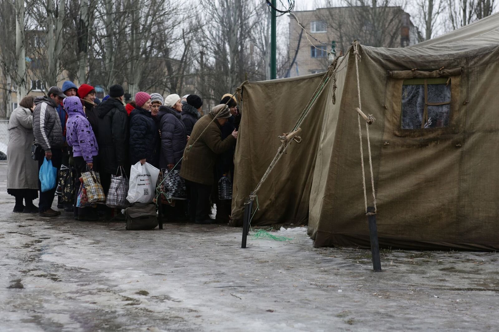 Сколько человек жил в авдеевке. Авдеевка до войны. Гуманитарная помощь Украине. Зима в Украине.
