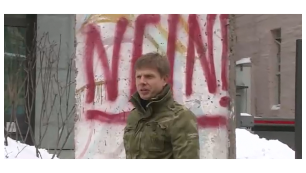 Алексей Гончаренко разрисовал фрагмент Берлинской стены, протестуя из-за высказываний посла Германии