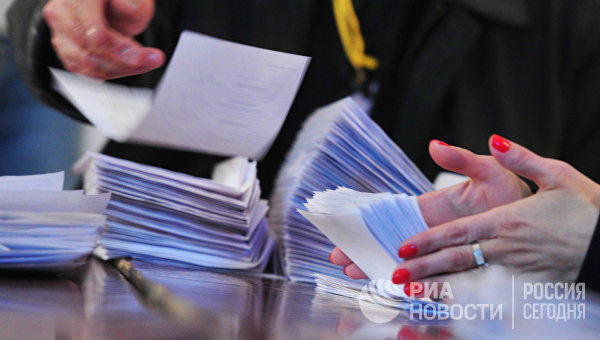Подсчет голосов на выборах в Армении. Архивное фото