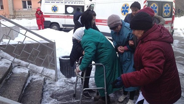 Работники ГСЧС осуществляют эвакуацию местных жителей в Авдеевке