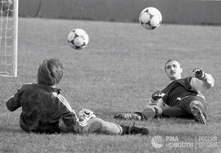Член сборной команды СССР по футболу, вратарь Виктор Чанов (справа) на тренировке