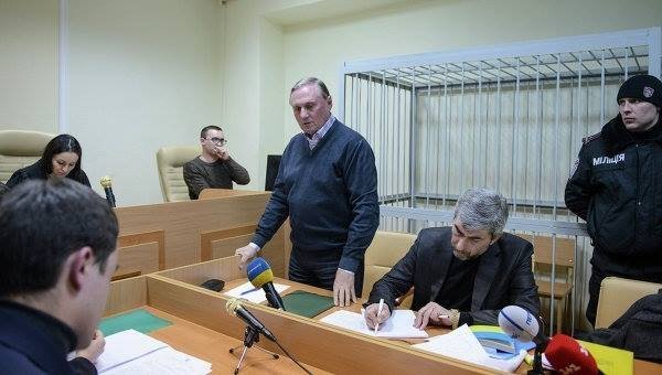 Александр Ефремов в зале суда вне стеклянной кабины