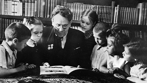 Поэт Самуил Маршак и его юные читатели. Архивное фото