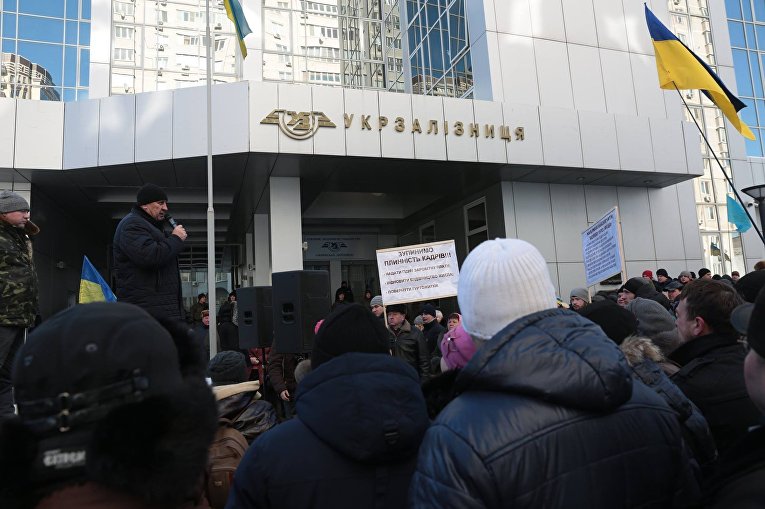 Митинг профсоюза железнодорожников под зданием Укрзализныци
