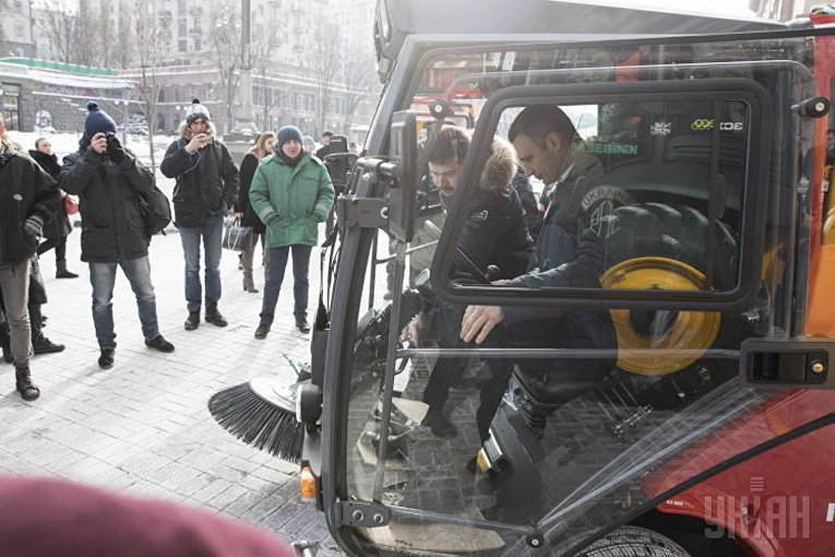 Мэр Киева Виталий Кличко за рулем вакуумно-подметальной машины для сбора мусора