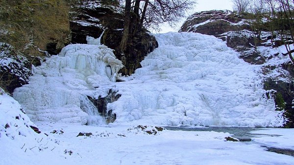 В Тернопольской области замерз самый высокий в Украине равнинный водопад