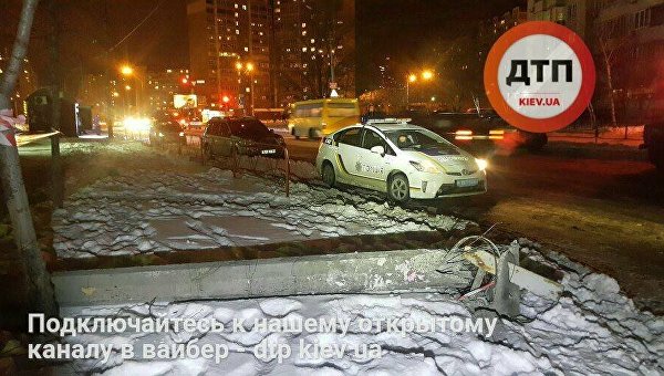 В Киеве сбитый грузовиком столб насмерть раздавил мужчину