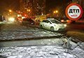 В Киеве сбитый грузовиком столб насмерть раздавил мужчину