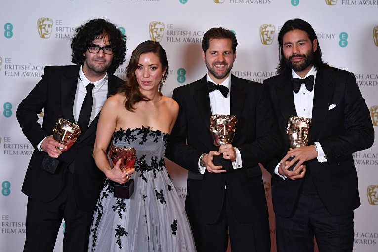Британский режиссер иранского происхождения Бабак Анвари и продюсеры Эмили Лео, Оливер Роскилл и Лукан Tох получили награды за лучший дебют фильм В тени.