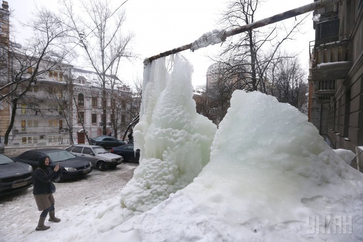 В центре Киева появился ледяной водопад