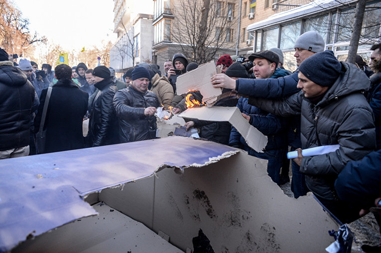 Протестующие сожгли макет машины у здания комитетов Рады в Киеве