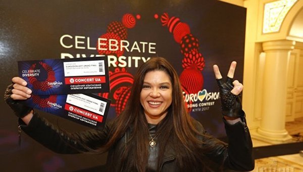 Певица Руслана с первыми билетами на Евровидение-2017