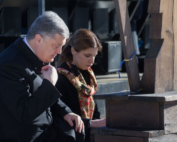 Петр Порошенко и Марина Порошенко память Героев Небесной Сотни в Киеве