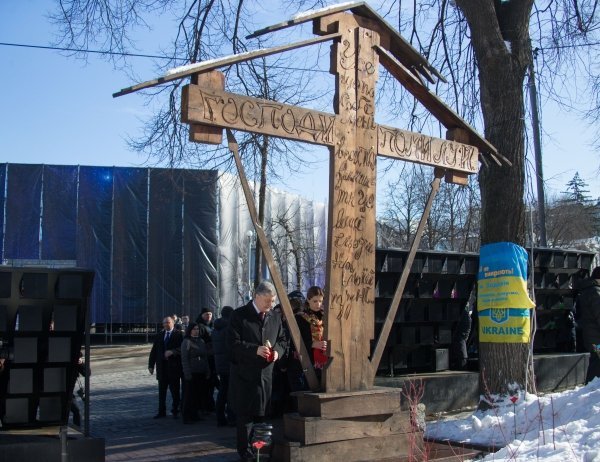 Петр Порошенко и Марина Порошенко память Героев Небесной Сотни в Киеве