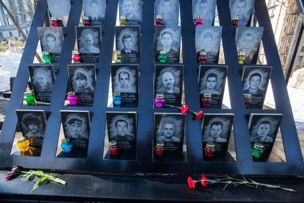 Первые лица государства почтили память Героев Небесной Сотни в Киеве