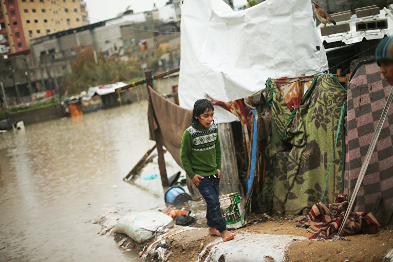 Палестина, Сектор Газа - маленькая девочка вышла из укрытия во время наводнения, вызванного дождями