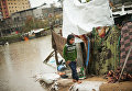 Палестина, Сектор Газа - маленькая девочка вышла из укрытия во время наводнения, вызванного дождями