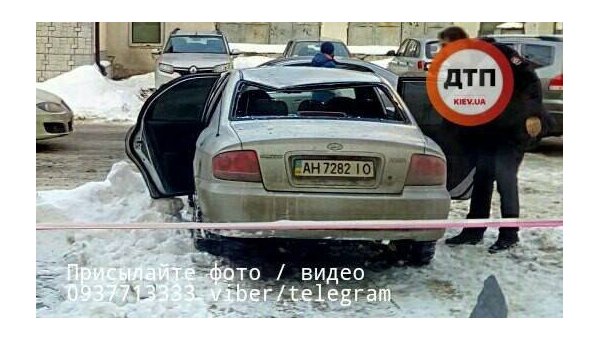 В Киеве упавшая с крыши глыба снега раздавила авто