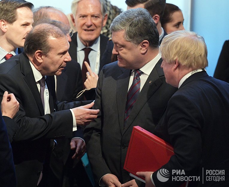 Глава МИД Великобритании Борис Джонсон и президент Украины Петр Порошенко (справа налево) на 53-й Мюнхенской конференции по безопасности