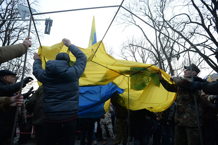 В центре Киева устанавливают палатки