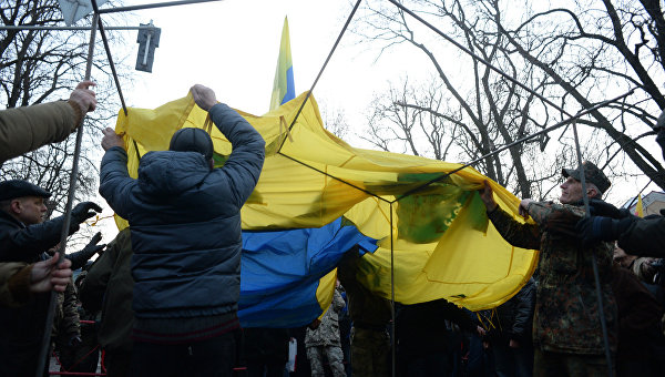 В центре Киева устанавливают палатки