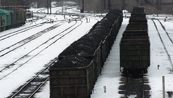 Вагоны с углем на железнодорожном вокзале Донецка. Архивное фото