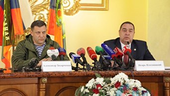 Пресс-конференция Захарченко и Плотницкого проходила под тремя знаменами - ДНР, ЛНР и России.