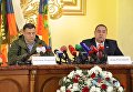 Пресс-конференция Захарченко и Плотницкого проходила под тремя знаменами - ДНР, ЛНР и России.