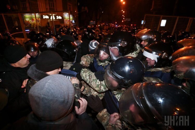 Столкновения между протестующими и правоохранителями на углу улиц Садовой и Институтской в Киеве, 19 февраля