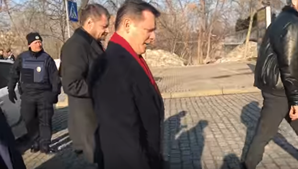 Игорь Мосийчук и Олег Ляшко во время прохода возле собравшихся, которые освистали их в центре Киева. 20 февраля 2017