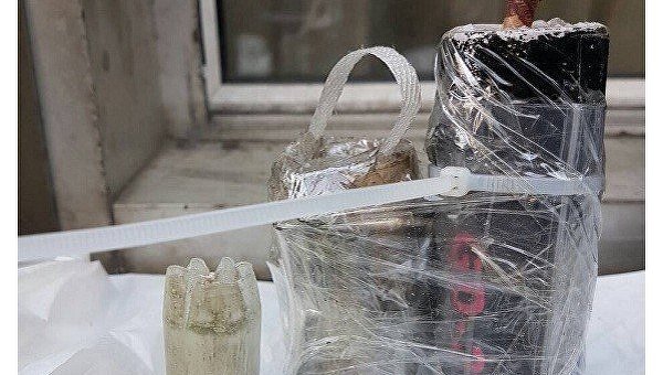 Перемотанные скотчем светошумовая граната и предмет, похожий на петарду. Изъяты 20 февраля в Киеве