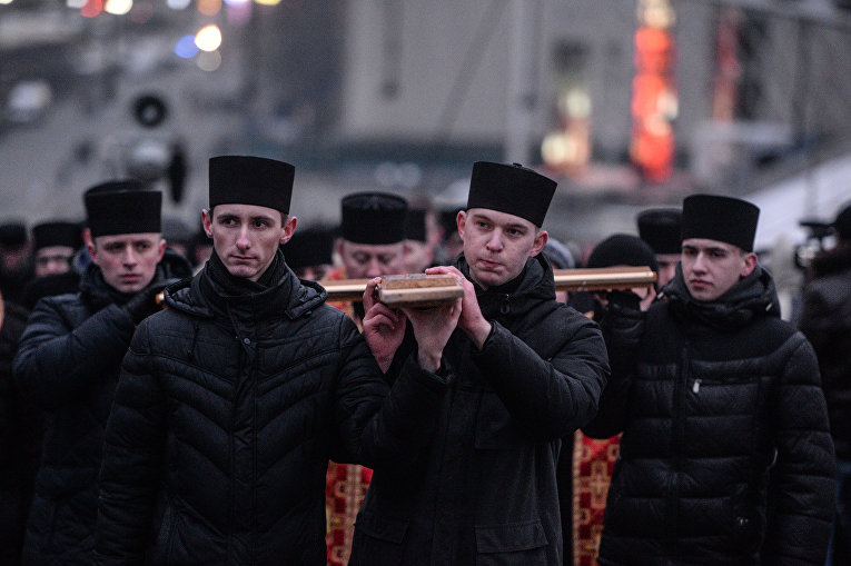 Зажжение лампадок в память о погибших Героях Небесной сотни в центре Киева
