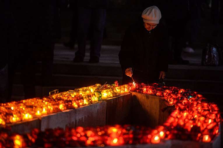 Зажжение лампадок в память о погибших Героях Небесной сотни в центре Киева