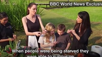 Джоли в Камбодже накормила своих детей пауками и скорпионами. Видео