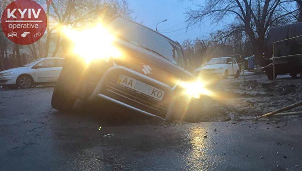 Автомобиль Suzuki провалился в яму в Киеве