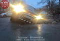 Автомобиль Suzuki провалился в яму в Киеве