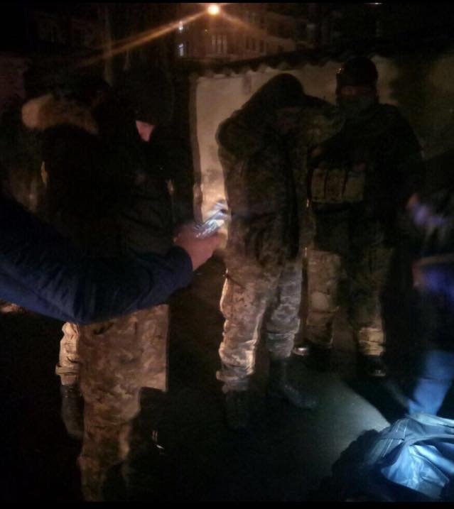 Задержание военнослужащего ВМС в Одессе, у которого изъяли автоматы Калашникова
