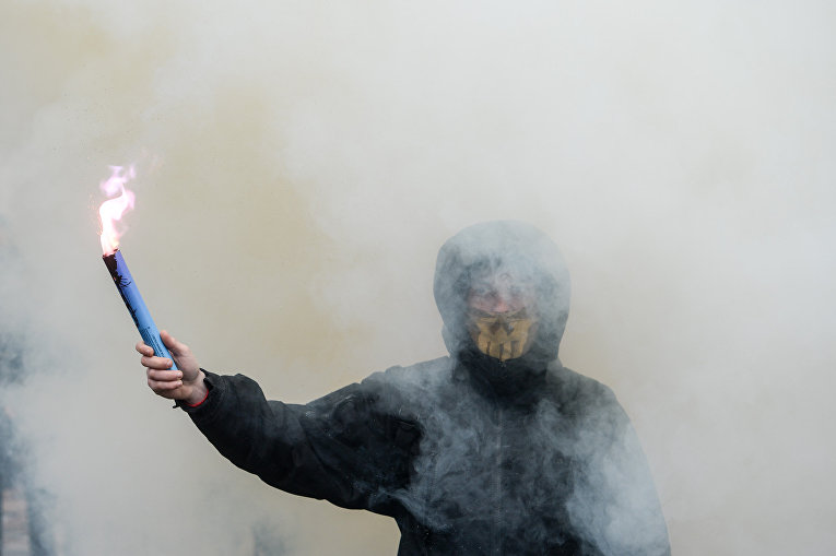 Файеры и дымовые шашки под Верховной Радой во время Марша нацдостоинства