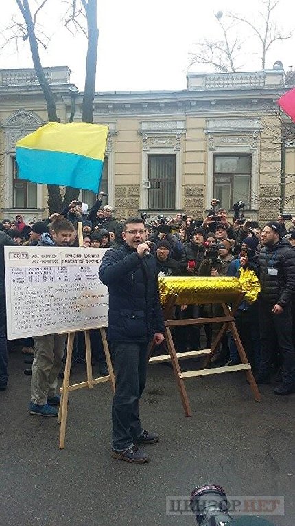 Протестующие в Киеве принесли под АП билет в Липецк на имя Петра Порошенко