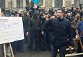 Протестующие в Киеве принесли под АП билет в Липецк на имя Петра Порошенко