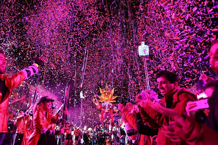 Буйство красок карнавала в Ницце: яркие девушки и гигантский Трамп