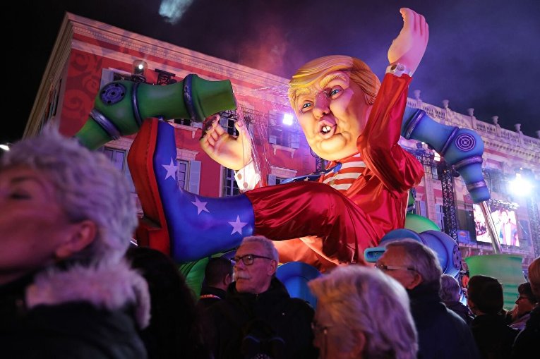 Буйство красок карнавала в Ницце: яркие девушки и гигантский Трамп