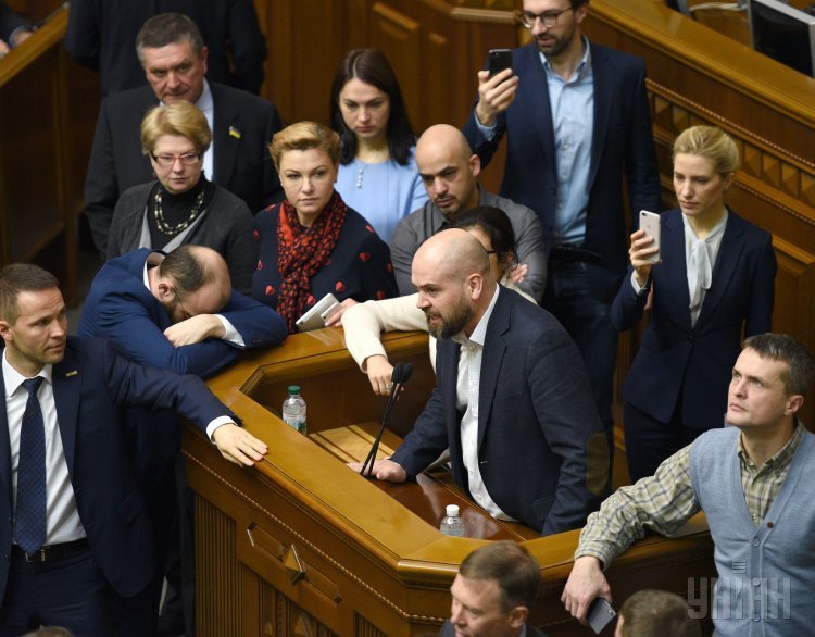 Во время утреннего заседания Верховной Рады в зале возникла дискуссия вокруг поправок в закон о внесении изменений в Налоговый кодекс Украины (относительно налогообложения наследства).