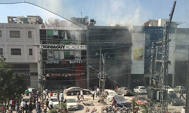 В результате взрыва в пакистанском городе Лахор погибли семь человек, ещё 15 пострадали. Взрыв произошёл на территории торгового комплекса. Полиция не исключает, что произошедшее может носить террористический характер.