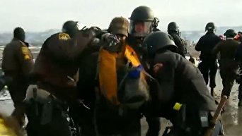 Полиция задерживает противников нефтепровода в США