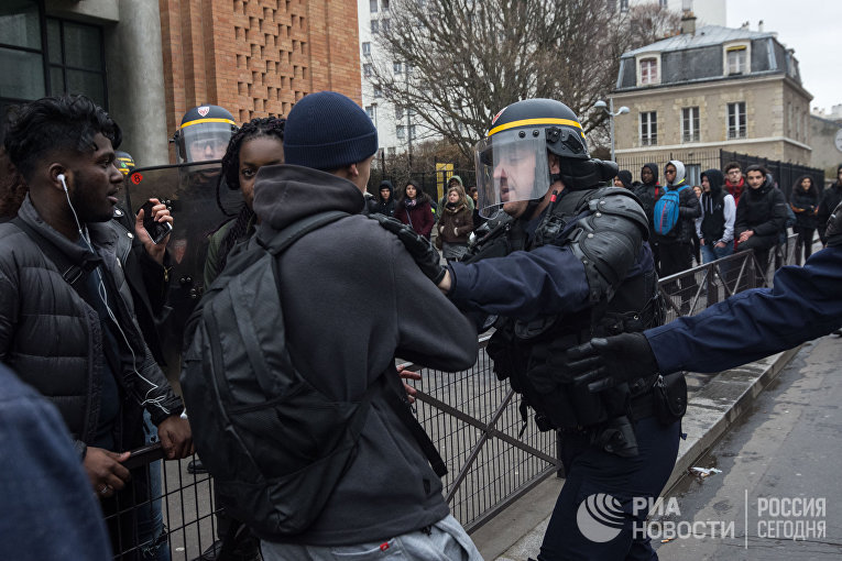 Столкновения демонстрантов с полицией в связи с насилием над мигрантами