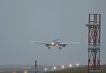 Посадка самолетов во время ураганного ветра в аэропорту Лидс-Брадфорд. Видео